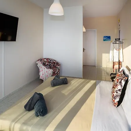 25 Apartment *