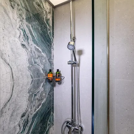 25 Apartment *